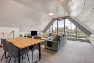 In de Peter Benoitlaan te Veurne bevindt zich dit ruim en verzorgd appartement van maar liefst 120 m². Dankzij de centrale ligging woont u op wandelafstand van de markt, scholen en diverse buurtwinkels. De combinatie van ruimte, licht en een zuidgericht terras maakt dit een bijzonder aangename woonplek.INDELING> 2e verdieping- Zonnige, zuidgerichte leefruimte met toegang tot het terras (7 m²)- Open eetruimte- Volledig uitgeruste keukenhoek- Berging en wasplaats- Apart toilet- Badkamer met douche en dubbele lavabo- Slaapkamer met bureauruimte- Ruime tweede slaapkamerDaarnaast beschikt het appartement over heel wat ingemaakte kasten in de nachthal, badkamer en slaapkamers, wat zorgt voor extra opbergruimte en comfort. In de inkomhal is er tevens een gemeenschappelijke fietsenberging voorzien.TROEVEN- Geen gemeenschappelijke kosten- Woonoppervlakte van 120 m²- Zuidgericht terras met open zicht- Instapklaar en praktisch ingericht- Centrale ligging in het centrum van Veurne- Energiezuinig en goed onderhouden- Is momenteel verhuurd- Geen liftBestuursmaatregelen in het maatregelenregister: in aanvraag