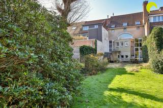 JOUR DE VISITE SAMEDI Cette maison bel-etage avec grand garage est située dans l'une des rues les plus recherchées du quartier Dieseghem, à proximité...