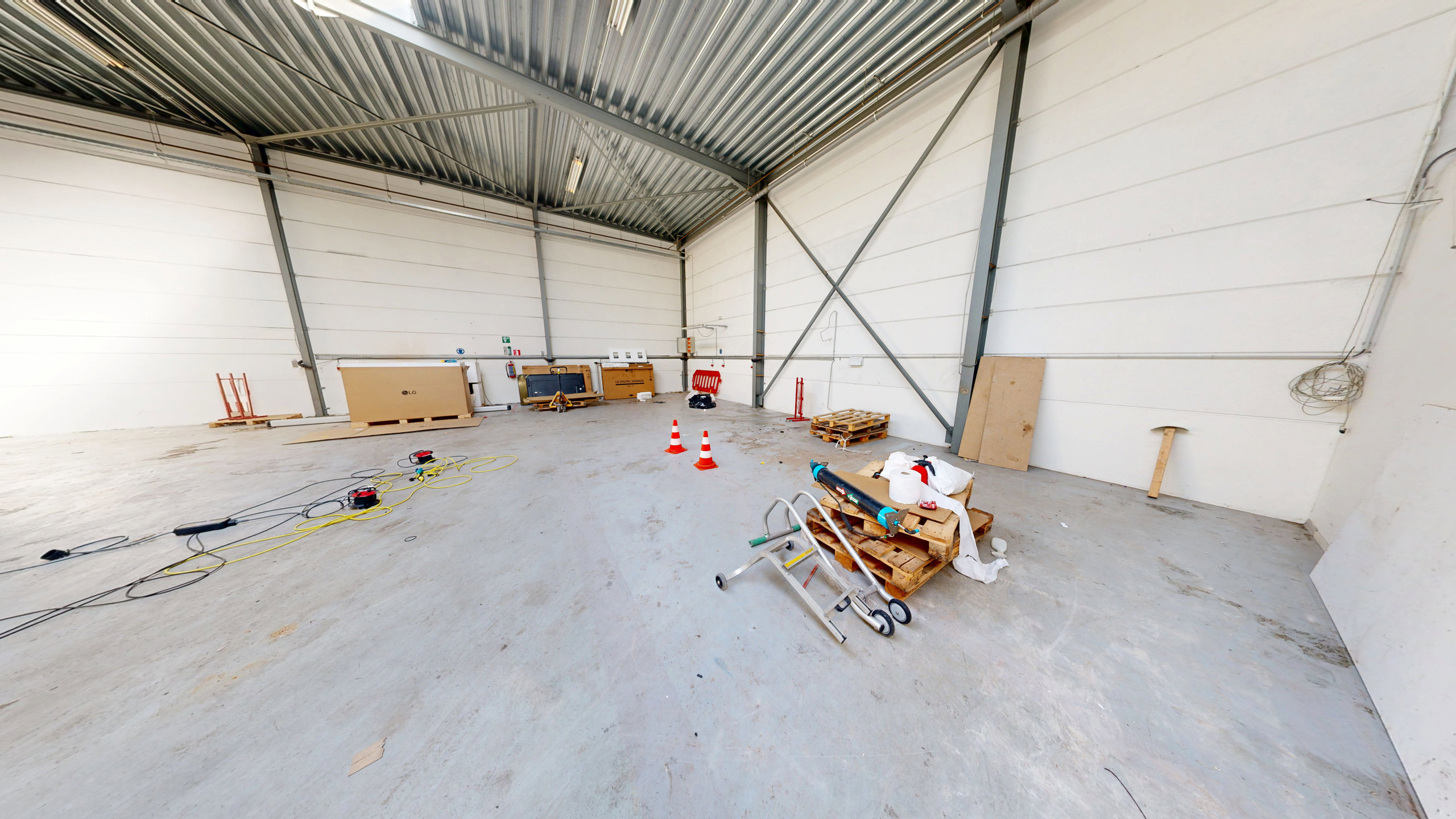 Merksem: nabij haven: magazijn 186m² met kantoor 205m²
