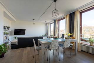 Droom je van een licht en luchtig appartement met een fantastisch uitzicht? Dit is je kans! Dit charmante penthouse met drie slaapkamers biedt niet alleen 111m² wooncomfort, maar ook een privé dakterras van maar liefst 32m², waar je elke dag kunt genieten van het spectaculaire uitzicht over de Vesten, het Graaf Visartpark en de iconische Halletoren.<br /><br />Het appartement werd in 2018 met zorg gerenoveerd, waarbij de modernistische charme behouden bleef. Het biedt alle hedendaagse gemakken, waaronder dubbel glas, centrale verwarming op gas, ingebouwde kasten en prachtig parket. Recent werden zowel het plat dak als de gevel volledig vernieuwd, en de lift werd in 2020 vervangen voor extra comfort.<br /><br />Met een EPC van 230 kWh/m² (C) en goedgekeurde elektriciteit ben je verzekerd van energiezuinig wonen. De ligging is ideaal: op wandelafstand van het Zand, de mooiste parken van Brugge en de belangrijkste uitvalswegen.<br /><br />Dit is een zeldzame kans om te wonen op een locatie die zowel rust als bereikbaarheid biedt. Een penthouse zoals deze komt niet vaak op de markt!<br /><br />Laat je verrassen – neem contact met ons op voor meer informatie of plan een bezichtiging!