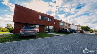 Ben je op zoek naar een ruim gelijkvloers appartement te huur in Bilzen waar binnen- en buitenruimte mooi samenkomen? Op de Hasseltsestraat 66A vind je dit comfortabele appartement van maar liefst 120 m², met twee slaapkamers, een grote leefruimte én een zonnige tuin. Extra handig: alles bevindt zich op het gelijkvloers en er zijn maar liefst drie parkeerplaatsen inbegrepen.<br /><br /><strong>Indeling</strong><br /><u>Gelijkvloers:</u><br />Via de inkomhal kom je binnen in een praktisch en ruim appartement. De grote leefruimte vormt het hart van de woning en sluit aan op de open keuken. Dankzij de open indeling heb je hier alle ruimte om een gezellige zit- en eethoek in te richten.<br />Verder beschikt het appartement over twee slaapkamers, een badkamer en een aparte berging. Alles bevindt zich op één niveau, wat zorgt voor extra wooncomfort.<br />De woning is bovendien al voorzien van lamelgordijnen en verlichtingsarmaturen. Je hoeft dus niet meteen aan de slag met deze praktische afwerking.<br /><u>Buitenruimte:</u><br />Ook buiten krijg je verrassend veel ruimte. Het appartement beschikt over een terras van 19 m² en een tuin van ongeveer 80 m². Beide zijn zuidwest georiënteerd, waardoor je hier op zonnige dagen heerlijk van de namiddag- en avondzon kunt genieten.<br />In de tuin bevindt zich bovendien een grote buitenberging, ideaal voor fietsen, tuinmateriaal of extra opslag.<br /><br /><strong>Troeven</strong><br />- Ruim appartement met een bewoonbare oppervlakte van ca. 120 m²<br />- Volledig gelijkvloers wonen met 2 slaapkamers<br />- Terras van 19 m² en tuin van ca. 80 m², zuidwest gericht<br />- Grote buitenberging voor extra opslagruimte<br />- Lamelgordijnen en verlichtingsarmaturen reeds aanwezig<br />- 3 parkeerplaatsen inbegrepen<br /><br /><strong>Ligging & omgeving</strong><br />Het appartement is gelegen aan de Hasseltsestraat 66A in Bilzen, een praktische uitvalsbasis voor wie comfortabel wil wonen met een vlotte verbinding naar het centrum en de omliggende gemeenten.<br />Dankzij de combinatie van een ruime woonoppervlakte, eigen tuin en parkeergelegenheid is dit een interessante huurwoning voor wie graag de ruimte van een woning combineert met het gemak van een gelijkvloers appartement.<br /><br /><strong>Interesse?</strong><br />Wil je dit ruime appartement met 2 slaapkamers en tuin in Bilzen graag zelf ontdekken? Plan dan een bezoek en ervaar tijdens een rondleiding hoeveel ruimte en wooncomfort je hier krijgt.<br />Surf naar het pand op onze website en druk op de knop "Ik ben kandidaat" om een bezoek in te plannen. <br /><br />Wil je weten wat jouw woning waard is? Ook daarvoor kan je ons steeds vrijblijvend contacteren.