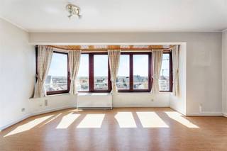 <p><span>Aan de rugzijde van de zeedijk en op wandelafstand van het winkel- wandelgebied vindt u dit zonnig 1 slaapkamer appartement met ruim dakterras.</span></p><p><span>U betreedt het appartement via de inkomhal die u meteen leidt naar de lichtrijke leefruimte. </span></p><p><span>De vele raampartijen geven u een mooi overzicht over Blankenberge. </span></p><p><span>De leefruimte is voorzien van een laminaat vloer, die doorloopt tot in de slaapkamer. </span></p><p><span>De open keuken is ingericht met witte kasten en toestellen, hier ligt een makkelijk te onderhouden tegelvloer. </span></p><p><span>De vernieuwde badkamer, gelegen net naast de keuken, is ingericht met een douche, lavabomeubel, spiegelkast en extra bergkast. </span></p><p><span>De ruime slaapkamer is te bereiken via de leefruimte, hier kan u vlot een 2 persoonbed en kast plaatsen. </span></p><p><span>In de inkomhal vindt u het afzonderlijk toilet. </span></p><p><span>De extra leuke troef is de ruime berging op de 7de verdieping waar aansluiting is voor een wasmachine. </span></p><p><span>Deze berging is te bereiken van de gemeenschappelijke traphal, op de zevende verdieping vindt u dan ook de toegangsdeur naar het dakterras waar u kan genieten van zon en omgeving.</span></p>