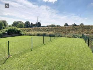 De woning beschikt over een bewoonbaar oppervlakte van 253 m2, een carport, een aparte fietsenberging en zonnige tuin. <br /><br />De indeling is praktisch en doordacht: <br />- Inkomhal met gastentoilet <br />- Woonkamer<br />- Open keuken <br />- Ruime berging, handig voor extra opbergruimte<br />- Bureau<br />- Fietsenberging <br />- Nachthal met toilet<br />- 3 ruime slaapkamers, waarvan 1 met ensuite dressing<br />- Was/strijk kamer<br />- Vaste trap naar zolder, die kan dienen als 4de slaapkamer<br /><br />Dankzij de gunstige ligging is de E17 en het centrum van Zwijndrecht vlot bereikbaar. <br /><br />Bent u op zoek naar een ruime woning in het centrum? Dan is deze woning zeker de moeite waard. <br /><br />Voor meer informatie kan u terecht op Dewaele.com of kan u contact opnemen met de makelaar. <br /><br />Bestuursmaatregelen in het maatregelenregister: nee<br /><br />Deze AI-visualisaties zijn bedoeld als inspiratie. Er werd geen rekening gehouden met technische specificaties, stedenbouwkundige voorschriften of de concrete mogelijkheden tot realisatie.
