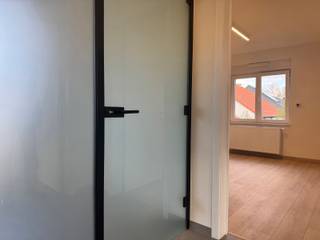 ****Geen domicilie mogelijk****Uitstekend gelegen apppartement op de eerste verdieping.Het appartement heeft een inkomhal met apart hangtoilet.De...