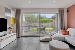 Half open bebouwing te koop in Schelleindeling:gelijkvloers:- inkomhal- gastentoilet- woonkamer met veel lichtinval- volledig uitgeruste keuken- eetkamer- zuid-gerichte tuin met terras- tuinberging (9m²)- oprit + carport met aansluiting voor een laadpaal- berging met aansluiting voor wasmachine en droogkasteerste verdieping:- slaapkamer 1 (ca. 14m²)- slaapkamer 2 (ca. 10m²)- slaapkamer 3 (ca. 10m²)- badkamer met inloopdouche en lavabotweede verdieping:- slaapkamer 4 (ca. 30m²)- berging- technische ruimteLocatie: deze recente half open bebouwing is gelegen in de Suyslaan in een rustige verkaveling in Schelle. Het centrum is in de nabijheid, alsook de fiets en wandeldijk langsheen de Rupel. Bijzonderheden:- zeer goed onderhouden woning- BEN woning (E15)- vloerverwarming met warmtepomp- zonnepanelen- ventilatiesysteem- 4 slaapkamers- zuid-gerichte tuin- carport + oprit voor twee wagens- doodlopende straatBent u op zoek naar een huis te koop in Schelle? Neem dan gerust contact op met één van onze collega's van Dewaele vastgoedDe eigendom wordt aangeboden via de Power-sale formule. Op 04/07/2026 tussen 10:00 en 14:00 kan u de woning op afspraak komen bezichtigen en een bod uitbrengen. De vermelde prijs is een instelprijs. Voor meer info, gelieve contact op te nemen met de dossierverantwoordelijke.Bestuursmaatregelen in het maatregelenregister: in aanvraag