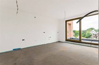 <p><span>Uniek nieuwbouw triplexwoning met knap terras en garage in hartje van het landelijke Duffel-West.</span></p><p><span> </span></p><p><span>Deze energiezuinige triplexwoning combineert ruimte en comfort met een topligging. De woning is in laatste fase van afwerking en wordt voorzien van uiterst kwalitatieve materialen. Energiezuinigheid is een absolute troef (E-peil 10), o.a. dankzij vloerverwarming via warmtepomp, zonnepanelen, etc. met een vrijstelling op de onroerende voorheffing tot gevolg (5 jaar).</span></p><p><span> </span></p><p><span>Op de tweede verdieping geniet van een unieke woonruimte in loftstijl met prachtig vergezicht op groen en kasteel Ter Elst. Deze lichtrijke leefruimte is tevens ingericht met volledig afgewerkte keuken. Deze unieke woonst is voorzien van twee volwaardige master bedrooms elk met ensuite badkamer, voorzien van inloopdouche en toilet. De doordachte indeling biedt diverse mogelijkheden, bv. ideaal voor gezinnen, co-housing of als investeringspand / opbreingsteigendom. Achteraan is er een zeer ruime garagebox, met plaats voor wagen en fietsen, verplicht bij aan te kopen aan 40.000 excl. btw.</span></p><p><span> </span></p><p><span>De woning geniet een absolute topligging pal in het dorpscentrum van Duffel-West, vlakbij winkels, wekelijkse markt, scholen, sport- en ontspanningsmogelijkheden. Een vlotte bereikbaarheid is gegarandeerd dankzij openbaar verover, nabij gelegen station, fietsostrade en belangrijke invalswegen centraal tussen Brussel - Antwerpen en Mechelen - Lier.</span></p><p><span> </span></p><p><span>6% BTW mogelijk !</span></p><p><span>Bezoek enkel na afspraak, vrijblijvende info op kantoor: 015/755 444 of info@immovercammen.be</span></p>