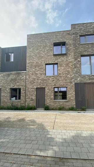 Sint-Truiden, de stad die je doet dromen van bloesems en lekker fruit. Met de boomgaarden in je achtertuin geniet je op Park Gulden Bodem elke dag van een uniek uitzicht. En je voortuin? Dat is de historische, bruisende stad die Sint-Truiden is.  Geen compromissen maar het beste van twee werelden. Deze <strong>energiezuinige nieuwbouwwoningen</strong> liggen op wandelafstand van het stadscentrum.<br /><br />Ontdek deze ruime stadswoning met <strong>4 slaapkamers</strong> en een open keuken met leefruimte. De <strong>tuin is onderhoudsvriendelijk</strong> en gericht op maximale privacy. De woning is al in opbouw. Wil je de<strong> afwerking</strong> zelf kiezen? Maak dan vandaag nog een afspraak!<br /><br />De sublieme architectuur, hoogwaardige afwerking en duurzame karakter zorgen voor een ultiem woongenot.<br /><br />Indeling:
<ul>
	<li>Kelder: garage met sectionaal poort, fietsberging</li>
	<li>Gelijkvloers: inkomhal , WC, eethoek, zithoek, open keuken, berging  en terras </li>
	<li>Eerste verdieping: slaapkamer 1, slaapkamer 2, badkamer en technische berging</li>
	<li>Tweede verdieping: slaapkamer 3 met dressing , slaapkamer 4</li>
	<li>Prijs casco van 332.953,00 euro inclusief kosten /  Prijs afgewerkt volgens het algemeen lastenboek van 415.658,00 euro inclusief kosten (Inbegrepen kosten zijn: notariskosten, grond, registratie rechten, architect, EPB, veiligheidscoördinator, BTW).<br /> </li>
</ul>
Park Gulden Bodem is een zalige plek om te wonen, laat deze kans niet aan je voorbij gaan.<br /><br />ℹ️ Wens je meer informatie of een afspraak? Bel ons dan nu op het nummer 011 45 82 30<br />💻 Meer projecten? Surf naar www.splendid.be. Samen maken we jouw woondroom waar.