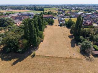Terrain spacieux avec un caractère rural à l'arrière de la parcelle. Grâce à la largeur du terrain de 18 mètres et à la possibilité de construire une spacieuse maison familiale mitoyenne, ce terrain offre de nombreuses possibilités.<br /><br />Avec une superficie totale de pas moins de 3 247 m², vous bénéficiez également d'un espace exceptionnel et d'un environnement rural verdoyant.<br /><br />Vous rêvez de votre propre projet de construction et vous recherchez un terrain où vous pourrez réaliser vos besoins en matière de logement ? Alors ce terrain à bâtir vaut vraiment le détour !<br /><br />Vous souhaitez réaliser votre futur projet immobilier ici ? <br />N'hésitez pas à nous contacter pour plus d'informations ou une visite du site : Yoshi Vandeginste — 0474 49 50 38<br /><br /><br />Registre des mesures: en cours de demande