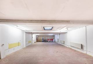 Met veel genoegen bieden wij u deze welgelegen stockageruimte aan van 180m2 gelijkvloerse oppervlakte en loopt volledig door tot achteraan. Het gebouw is toegankelijk via een elektrische poort en heeft een vrije hoogte van 2m30. Door de centrale locatie geniet u van de nabijheid van zowel de Leuvense binnenstad als alle belangrijke invalswegen. Het gebouw is volledig gerenoveerd. Verwarming en toilet aanwezig. Grondplannen beschikbaar. Beschikbaar vanaf Februari! Interesse? Kom dan zeker een kijkje nemen en contacteer ons voor een bezichtiging op 0489/353951 of via info@homies.be