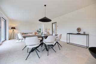 <strong>Hectaar bouwt hedendaagse en energiezuinige halfopen bebouwingen in een rustige, kindvriendelijke wijk in Meulebeke.</strong><br />Geniet van een centrale ligging op een steenworp van het centrum en vlotte verbindingen naar onder andere Tielt, Ingelmunster en Dentergem. Deze woningen combineren modern wooncomfort met een zuidgerichte tuin, ideaal voor gezinnen die op zoek zijn naar ruimte, licht en rust.<br />Dankzij de samenwerking met onze partnerleveranciers kunt u de afwerking volledig zelf bepalen, zodat uw nieuwe woning perfect aansluit bij uw persoonlijke stijl en wensen.<br /><br />Indeling van de woning:<br />Gelijkvloers: inkomhal met vestiaire en gastentoilet, lichtrijke leefruimte met open keuken, bergruimte<br />Eerste verdiep: nachthal, 3 volwaardige slaapkamers waarvan 1 met dressing, toilet op de nachthal, badkamer met ligbad, inloopdouche en dubbele wastafel.<br />Zolder: toegankelijk via uitklapbare trap, ideaal als extra bergruimte.<br /><br />Extra troeven:
<ul>
<li>Rustige en kindvriendelijke ligging, de woningen grenzen aan speelstraat; </li>
<li>Vloerverwarming op het gelijkvloers;</li>
<li>Mogelijkheid tot lucht-water warmtepomp voor snelle beslissers (tot einde ruwbouw);</li>
<li>Zuidgerichte tuin;</li>
<li>Mogelijkheid om carport te plaatsen naast de woning; </li>
<li>Afwerking op maat via partnerleveranciers.</li>
</ul>
Interesse in deze comfortabele nieuwbouwwoningen in Meulebeke? Neem gerust contact met ons op voor meer info!