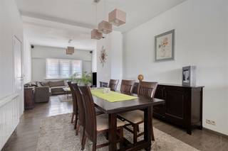 <p><span>Gezellige rijwoning met vernieuwd gelijkvloers, tuin en uitbreidingsmogelijkheden</span></p><p><span> </span></p><p><span>In een rustige en aangename straat, centraal gelegen tussen de dorpskernen van </span><span>Boom en Reet</span><span>, vinden we deze gezellige rijwoning met verrassend veel potentieel. De woning combineert een </span><span>degelijk bestaande structuur</span><span> met een volledig vernieuwd gelijkvloers, een leuke tuin met terras en een praktische uitgang naar de achterliggende servitudeweg.</span></p><p><span>Ook qua ligging zit u hier goed: dagelijkse winkels, openbaar vervoer en belangrijke verbindingswegen bevinden zich in de nabije omgeving.</span></p><p><span> </span></p><p><span>Vernieuwd gelijkvloers met open leefruimte</span></p><p><span>De oorspronkelijke woning dateert uit </span><span>1952</span><span> en beschikt over een solide structuur. In 2014 werd het volledige gelijkvloers grondig aangepakt onder begeleiding van een architect. Daarbij werd onder meer een ruime achterbouw gerealiseerd, waardoor een aangename, open leefruimte en een volledig ingerichte keuken ontstonden.</span></p><p><span>Via de inkomhal, voorzien van een handige afgesloten vestiaireberging en gastentoilet, komen we in de lichtrijke leefruimte. De gezellige </span><span>gashaard</span><span> zorgt hier voor extra sfeer. Aansluitend bevindt zich de volledig ingerichte open keuken met composieten werkblad en een uitgebreid assortiment aan toestellen: een 6-pits gaskookplaat, dampkap, hetelucht/stoomoven en een hetelucht/microgolfoven met warmhoudlade.</span></p><p><span>Daarnaast is er een praktische tweede berging met aansluitingen voor wasmachine en droogkast.</span></p><p><span>Vanuit de keuken is er rechtstreeks toegang tot de tuin. Hier geniet u van een aangelegd terras, een gemetselde tuinberging en een bijzonder handige achteruitgang naar de servitudeweg. De tuinberging leent zich uitstekend als fietsenstalling of bergruimte. Bovendien is er reeds materiaal aanwezig om de verdere omheining met achterpoort te realiseren.</span></p><p><span> </span></p><p><span>Drie slaapkamers en nog volop mogelijkheden</span></p><p><span>Op de eerste verdieping bevinden zich </span><span>drie slaapkamers</span><span> en een badkamer met douche, toilet en lavabo. De originele, mooi opgeschuurde trap geeft de woning hier extra karakter.</span></p><p><span> </span></p><p><span>Via een tweede vaste trap bereiken we de ruime zolderverdieping van maar liefst </span><span>40 m²</span><span>. Deze ruimte biedt nog tal van mogelijkheden en kan worden ingericht als bijvoorbeeld </span><span>twee extra ruime slaapkamers</span><span>, eventueel aangevuld met een tweede badkamer.</span></p><p><span> </span></p><p><span>Verder beschikt de woning over een </span><span>kelder</span><span>, ideaal als extra opslagruimte.</span></p><p><span> </span></p><p><span>Extra Troeven</span></p><ul><li><span>Rustige, harmonieuze straat met voldoende parkeergelegenheid</span></li><li><span>Centrale ligging tussen Boom en Reet</span></li><li><span>Volledig vernieuwd gelijkvloers, gerealiseerd in 2014</span></li><li><span>Elektriciteit conform.</span></li><li><span>Leidingen op de verdiepingen reeds voorzien</span></li><li><span>3 slaapkamers op de eerste verdieping</span></li><li><span>Ruime zolder van ca. 40 m² met mogelijkheid tot 2 extra slaapkamers</span></li><li><span>Mogelijkheid tot maximaal </span><span>5 slaapkamers</span></li><li><span>Aangename tuin met terras en gemetselde tuinberging</span></li><li><span>Handige achteruitgang via de servitudeweg</span></li></ul><p><span> </span></p><p><span>Renovatieplicht</span></p><p><span> De renovatieverplichting voor residentiële gebouwen gaat in op 1 januari 2023. </span></p><p><span>Wie vanaf 2023 de nieuwe eigenaar, opstalhouder of erfpachter wordt van een woning of appartement met een slecht EPC-label, moet die binnen de 5 jaar energetisch renoveren tot label D (of beter).</span></p><p><span> </span></p><p><span><span>https://www.vlaanderen.be/een-woning-kopen/renovatieverplichting-voor-residentiele-gebouwen-vanaf-2023#q-59813524-3072-4edc-bb23-c56becf7b528</span></span></p><p><span> </span></p>