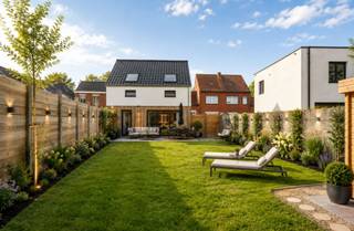 <section><div><div><div><div><div><div><p>Découvrez cette habitation BEN récente (année de construction 2024) à Brakel. Elle combine confort moderne et efficacité énergétique.</p><p>Vous entrez par un hall avec toilettes invités et placards intégrés. Vous accédez à un espace de vie lumineux. La disposition ouverte crée un séjour agréable avec salon et salle à manger. La cuisine est entièrement équipée, idéale pour cuisiner et partager des moments conviviaux. À côté, vous trouvez un espace de rangement pratique qui accueille aussi les installations techniques.</p><p>À l’étage, vous disposez de trois chambres complètes, d’une salle de bains moderne et d’un grenier de rangement fonctionnel.</p><p>À l’extérieur, vous profitez d’un jardin agréable où vous pouvez vous détendre en toute tranquillité. La terrasse et l’allée/place de parking restent à aménager, ce qui vous permet de les personnaliser selon vos envies.</p><p>Les atouts :</p><ul><li>construction à ossature bois : excellente isolation thermique, coûts énergétiques réduits et caractère durable</li><li>EPC A = habitation BEN</li><li>panneaux solaires</li><li>chauffage et climatisation avec pompe à chaleur</li><li>citerne d’eau de pluie de 10 000 litres</li><li>environnement résidentiel calme avec accès rapide au centre de Brakel, aux écoles, commerces et transports en commun</li><li>achat sous le régime des droits d’enregistrement (2 %) sans TVA</li></ul><p>Envie de découvrir ce bien ?<br />Envoyez un e-mail à caroline@immobeguin et inscrivez-vous à la JOURNÉE DE VISITE le 9 MAI à partir de 9h30.</p></div></div></div></div><div></div><div><div></div></div></div></div></section><div></div>