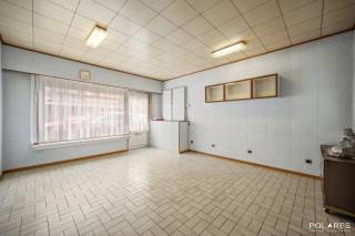 Bezoekmoment vrijdag 16/10. Plan uw bezoek via www.polares.eu<br /><br />Op zoek naar een woning die je volledig naar eigen smaak kan vormgeven? Deze te renoveren woning is rustig gelegen in een doodlopende straat en combineert een aangename ligging met de nabijheid van alles wat Aarschot te bieden heeft. Het centrum ligt op amper 5 minuten wandelen en ook het station bevindt zich vlakbij. <br /><br />Momenteel zijn er 3 slaapkamers aanwezig, terwijl de ruime zolder de mogelijkheid biedt om nog 2 extra slaapkamers te creëren. Achteraan de woning bevindt zich bovendien een aparte ruimte van ongeveer 15 m², die perfect kan dienen als bureau of hobbyruimte. <br /><br />De woning heeft een bewoonbare oppervlakte van 153 m² (volgens EPC) en is gelegen op een perceel van 385 m².<br /><br />Dankzij de rustige ligging, de nabijheid van het centrum en het station en de vele uitbreidingsmogelijkheden is dit een woning met bijzonder veel potentieel voor wie op zoek is naar een renovatieproject op een centrale locatie in Aarschot.