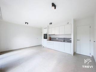 <p>Gelegen in het hart van het nieuwe residentiële project Mench in Schaarbeek, zal deze nieuwe studio van ongeveer 50 m² u bekoren door zijn perfecte balans tussen comfort en een rustgevende leefomgeving. Ontwikkeld rond een ruime aangelegde binnentuin, biedt het project een kalme en groene omgeving, terwijl het tegelijk geniet van een uitstekende bereikbaarheid, in de onmiddellijke nabijheid van openbaar vervoer, winkels en grote verkeersassen.</p>
<p>De studio beschikt over een geoptimaliseerde en lichte leefruimte, ontworpen om elke vierkante meter maximaal te benutten. De hoofdruimte geeft uit op een volledig uitgeruste keuken, ideaal voor een praktisch en aangenaam dagelijks leven. U geniet bovendien van een privatieve buitenruimte, een echte verlenging van uw leefruimte.</p>
<p>De technische voorzieningen voldoen aan de huidige normen: uitstekende energieprestatie met een EPC A, warmtepomp, zonnepanelen, ventilatiesysteem met dubbele flux, vloerverwarming, kwaliteitsvolle materialen en verzorgde afwerkingen. Lage provisies. Onmiddellijk beschikbaar. Mogelijkheid om een parkeerplaats te huren tegen meerprijs (met of zonder laadpaal). Oppervlaktes ter indicatie opgegeven.<br /><br /><u>Indeling</u><em> :</em><br />Inkomhal<br />Doucheruimte met toilet<br />Woonkamer + volledig uitgeruste Amerikaanse keuken<br />Wasruimte</p>