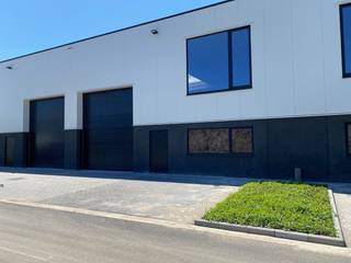 KMO unit van 216m2 met een flexibele indeling te gebruiken als magazijn met kantoorruimte of showroom. * 12m breed en 18m diep * 2 parkeerplaatsen...