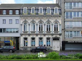 <p><span>Imposante herenwoning voormalige notariswoning te Eeklo</span></p><p><span> </span></p><p><span> </span></p><p><span> </span></p><p><span>Dit historische pand aan de Stationsstraat in Eeklo is een indrukwekkend gebouw met veel mogelijkheden voor zowel privé- als zakelijk gebruik. Het pand heeft een statig karakter en ligt op een strategische locatie, wat het ideaal maakt voor representatieve doeleinden, zoals een kantoor of praktijkruimte gecombineerd met wonen.</span></p><p><span> </span></p><p><span> </span></p><p><span>De Stationsstraat is een van de belangrijkste toegangswegen naar het centrum van Eeklo, wat zorgt voor een uitstekende bereikbaarheid. De ligging biedt bovendien een aantrekkelijke combinatie van historische sfeer en moderne stedelijke voorzieningen.</span></p><p><span>De grote tuin achter het pand wordt momenteel deels gebruikt als parkeerplaats, wat handig kan zijn voor zowel bewoners als klanten of werknemers.</span></p><p><span> </span></p><p><span> </span></p><p><span>Wat betreft de financiële kant, biedt de Vlaamse overheid verschillende vormen van ondersteuning voor de aankoop, het onderhoud en de restauratie van onroerend erfgoed. Dit kan bijzonder interessant zijn voor wie het pand verder wil ontwikkelen of renoveren.</span></p><p><span> </span></p><p><span> </span></p><p><span>U dient bij de aankoop van een beschermde woning met bepaalde voorwaarden rekening te houden, zie volgende link:</span></p><p><span>https://www.onroerenderfgoed.be/het-goed-beschermd.</span></p><p><span> </span></p><p><span> </span></p><p><span>Het pand wordt te koop aangeboden via het COVAST-biedsysteem, een platform voor de verkoop van publieke eigendommen. </span></p><p><span> </span></p><p><span> </span></p><p><span>Voor meer informatie over deze eigendom en het verkoopproces (online biedingsplatform COVAST), kunt u vrijblijvend contact opnemen met Mieke 0476 39 19 78.</span></p><p><span> </span></p><p><span> </span></p><p><span>De vermelde prijs van 575.000€  is een startprijs.</span></p><p><span> </span></p><p><span> </span></p>