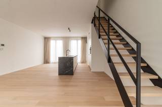 <p><strong>Hedendaags wooncomfort in het bruisende centrum</strong>. Dit stijlvolle BEN-duplexappartement maakt deel uit van een recent woonproject in hartje Wilrijk. Je geniet hier van een luxueuze woonervaring dankzij hoogwaardige materialen, slimme technieken en een topligging vlakbij winkels, horeca en openbaar vervoer.</p><p><br /></p><p><strong>Het appartement bestaat uit</strong> een mooie en lichtrijke leefruimte – een open keuken die volledig uitgerust is met hedendaagse toestellen en hoogwaardig werd afgewerkt – een ruim terras van ca. 12m² - een praktische bergruimte met ingemaakte kasten, waarin de warmtepomp discreet werd weggewerkt. Op de bovenverdieping zijn er 2 slaapkamers – een terras – bergruimte – een moderne badkamer met inloopdouche, wastafel en toilet.</p><p><br /></p><p><strong>Troeven: </strong>zonnewerende beglazing voor maximaal comfort - ventilatiesysteem C+ voor een gezond binnenklimaat - inclusief gordijnen en verlichtingsarmaturen - volledig voorzien van WIFI-netwerk - mogelijkheid tot huren van een autostaanplaats met laadvoorziening - fietsenstalling, fietsenlift en aparte kelderberging.</p>