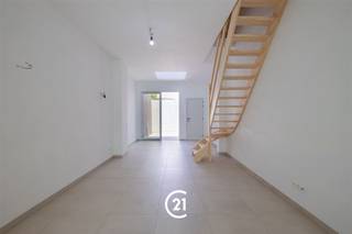 <p>Bent u op zoek naar een energiezuinige en instapklare woning met 3 slaapkamers en buitenruimte in het centrum van Gent? Dan is deze woning precies wat u zoekt.</p><p>Deze volledig gerenoveerde woning is gelegen aan de Drongensesteenweg in Gent, een vlot bereikbare en levendige ligging op korte afstand van het stadscentrum. In de directe omgeving vindt u een ruim aanbod aan winkels, scholen, openbaar vervoer en andere dagelijkse voorzieningen. De ligging combineert zo het comfort van stedelijk wonen met een vlotte mobiliteit, ideaal voor wie centraal en toch aangenaam wil wonen.</p><p>De woning werd volledig gerenoveerd en afgewerkt met kwalitatieve materialen. Daarnaast beschikt ze over vloerverwarming, wat zorgt voor extra wooncomfort. Zowel de voor- als achtergevel werden geïsoleerd, het dak werd vernieuwd en geïsoleerd, en ook alle leidingen werden volledig vervangen.</p><p>Indeling:<br />GLV: Bij binnenkomst betreedt u de inkomhal die toegang geeft tot de lichtrijke leefruimte met open keuken. Op het gelijkvloers is eveneens een apart toilet aanwezig. Via de leefruimte heeft u toegang tot de buitenruimte.<br />1steV: Via de trap bereikt u de nachthal die toegang biedt tot twee ruime slaapkamers en de badkamer.<br />2deV: Hier bevinden zich nog twee slaapkamers, bereikbaar via de trap in de hal, evenals een volledig geïsoleerde zolderruimte.</p><p>Interesse? Neem gerust contact met ons op voor meer informatie of om een bezoek in te plannen.</p>