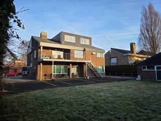 Dit veelzijdige pand in het hart van Kampenhout is gelegen op een perceel van 9a 63ca en combineert comfortabel wonen met professionele...