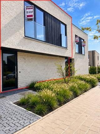 <strong>Halfopen nieuwbouwwoning te koop – Monica Vancloosterstraat, Roeselare (Beveren)</strong><br /><br />Deze moderne<strong> halfopen nieuwbouwwoning </strong>maakt deel uit van een stijlvol nieuwbouwproject in de rustige Monica Vancloosterstraat te Roeselare (Beveren).<br />Met een perceel van <strong>286 m²</strong> en een doordachte indeling biedt deze woning comfort, ruimte en energiezuinig woonplezier.<br /><br /><strong>Indeling gelijkvloers</strong><br />Via de inkomhal kom je binnen in de <strong>lichtrijke leefruimte met open keuken</strong>, ontworpen voor maximaal licht en een ruimtelijk gevoel. Aansluitend bevindt zich een <strong>grote berging van 9 m²</strong>, ideaal als voorraad- of wasruimte.<br />De woning beschikt verder over een <strong>tuinberging, carport, ruime oprit, terras</strong> en een aangelegde tuin — perfect om meteen zorgeloos te genieten van je nieuwe thuis.<br /><br /><strong>Indeling verdieping</strong><br />Op de bovenverdieping vind je een functionele <strong>nachthal</strong>, die ook de mogelijkheid biedt om een <strong>bureau of werkhoek</strong> te creëren.<br />Daarnaast zijn er <strong>drie slaapkamers</strong> (21 m², 12 m² en 12 m²) en een volledig uitgeruste badkamer met<strong> inloopdouche, ligbad en dubbel lavabomeubel</strong>. Een <strong>afzonderlijk toilet </strong>en bovenberging maken deze verdieping volledig.<br /><br /><strong>Energiezuinig & modern</strong><br />Zoals de andere woningen in het project is ook deze woning <strong>energiezuinig </strong>(E-peil ≤ 30) en uitgerust met <strong>zonnepanelen</strong>, een <strong>warmtepomp </strong>en <strong>vloerverwarming</strong>.<br />Dankzij deze technieken geniet je van een laag energieverbruik en een toekomstgerichte woning.<br /><br /><strong>Topligging</strong><br />De woning ligt in een rustige, nieuwe woonomgeving in Beveren (Roeselare), met:
<ul>
<li><strong>Snelle verbinding naar de E403</strong> (Brugge – Kortrijk)</li>
<li><strong>Vlotte bereikbaarheid van het centrum van Roeselare</strong></li>
<li>Winkels, scholen en sportfaciliteiten in de buurt</li>
<li>Een kindvriendelijke woonomgeving met groene accenten</li>
</ul>
<br /><strong>Perceel: 285 m²</strong><br /><br />* Foto's binnenzijde van een gelijkaardige woning *<br /><br />Neem contact voor een vrijblijvend bezoek via <strong>051 21 11 11</strong> of <strong>matias@imfiro.be</strong>