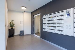 Appartement met één slaapkamer in een welonderhouden residentie<br /><br /><span>Deze mooie studio ligt op wandelafstand van het Astridpark en het Westland Shopping Center, en nabij alle voorzieningen: openbaar vervoer, scholen, winkels en toegang tot de uitvalswegen.<br /></span>De eigendom omvat een leefruimte met een open en volledig ingerichte keuken die toegang biedt tot het aangenaam terras, één slaapkamer en een douchekamer met douchecel, lavabomeubel en toilet.<br />Er is eveneens een gemeenschappelijke tuin, toegankelijk langs de achterzijde van het gebouw en fietsenstalling voorzien. <br /><br />Het gebouw dateert van 2016 en beschikt over een zeer gunstig EPC (label B).<br />Elektriciteit = conform.<br /><br /><span>Ideaal voor eigen bewoning of als investering. Te bezoeken!</span>