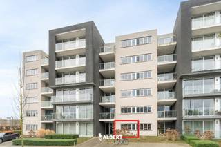 Zéér verzorgd appartement in residentie "Dok-Sight" met een bewoonbare oppervlakte van 59 m², nabij het centrum van Izegem en diverse handelszaken, doch rustig gelegen aan het kanaal Roeselare-Leie. <br /><br />De indeling van het appartement is als volgt: <br />. Inkom met berging<br />. Wasruimte<br />. Toilet<br />. 1 slaapkamer<br />. 1 badkamer<br />. Woonruimte/leefruimte met open keuken<br />. Zuidgeoriënteerd terras<br />. Ondergrondse kelderberging <br /><br />Plan snel uw bezoek in via www.albert.immo of bel naar Angelique op 0484/74 25 68.