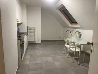 Het appartement bevindt zich op de 3de verdieping van een kleinschalige residentie. Zowel lift als trap aanwezig.<br /><br />Indeling: ingerichte open keuken, living, badkamer met ligbad, 1 slaapkamer.<br /><br />Veel faciliteiten op wandelafstand (winkels, school, apotheker, slager, bakker ...)<br /><br />Appartement is onmiddellijk beschikbaar. <br /><br />Wenst u de woning te bezichtigen? Wacht dan zeker en reserveer dan uw tijdslot op het binnenkort beschikbare bezoekmoment via onze website (immovercruysse.be > te huur > ga naar dit pand > klik op de knop "plan uw bezoek" > reserveer het gewenste tijdslot). <br />Let op, telefonisch en/of per mail worden GEEN bezoeken ingepland. Graag ook pas kandidaat stellen na het bezichtigen.