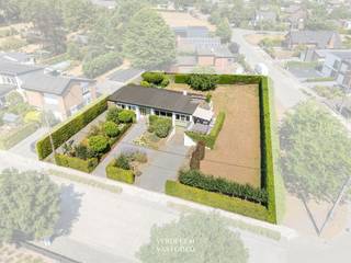 <p><span>Ligging</span></p><p><span>Je komt thuis in een rustige, residentiële straat in Evergem. <br />Scholen, bakker, supermarkt, sportfaciliteiten vind je op wandel en fietsafstand.<br />Via de R4 ben je in een kwartiertje in het centrum van Gent, en ook de E34/N49 richting Antwerpen en de kust is vlot bereikbaar. <br />Openbaar vervoer en fietsverbindingen liggen binnen handbereik.<br /><br /></span><span>Te renoveren of projectpotentieel voor 3 of 4 nieuwbouwwoningen<br /><br />Project<br /></span><span>De omvang en ligging van het perceel maken, mits de nodige vergunningen, een project met 3 à 4 nieuwbouwwoningen mogelijk.<br /><br /></span><span>Woning met zonneterras en grote tuin<br /></span><span>Deze open bebouwde woning verrast door zijn jaren '60 architectuur. <br />De inkomhal is licht met vestiaire en een dubbele glazen deur die je een eerste blik gunt op de leefruimte.<br />Enkele treden hoger kom je in de living met zithoek en aansluitend de eetkamer.<br />Via het schuifraam is er toegang tot een heerlijk terras.<br />De keuken is functioneel ingericht met werkblad, dubbele spoelbak en kookplaat. <br />De nachthal brengt je naar twee volwaardige slaapkamers, allebei met raampartij op de tuin en een met handige inbouwkasten. <br />De badkamer is ruim bemeten en voorzien van ligbad, badkamermeubel met lavabo en toilet.<br />Verder is er het comfort van een inpandige garage.<br />Buiten geniet je van een zonneterras met luifel en een royale tuin.<br />De woning vraagt een renovatie naar hedendaagse normen.<br /><br /><br />/ ruim perceel en centrale ligging<br />/ renovatiepotentieel<br />/ ook interessant voor nieuwbouw of projectrealisatie<br /><br />Wij bekijken de opties graag samen met je.<br /><br /><br /></span></p>
