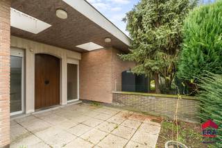 <p><strong>Te koop: ruime open bebouwing in Heestert (Zwevegem), gelegen in een rustige residentiële omgeving.</strong><br /> </p>

<p>Deze gelijkvloerse woning uit 1970 biedt een solide basis voor wie op zoek is naar een gezinswoning met potentieel. De bungalow is gelegen in een rustig, sociale en aangename buurt. De open bebouwing zorgt voor veel lichtinval en een gevoel van ruimte.<br /> </p>

<p><u><strong>Belangrijkste ruimtes:</strong></u></p>

<ul><li>Inkomhal met gastentoilet</li><li>Woonkamer met grote schuiframen, uitzicht op de tuin en een open haard</li><li>Ingerichte keuken met directe toegang tot de wasplaats</li><li>Drie slaapkamers, elk met ingebouwde kasten</li><li>Badkamer met enkele lavabo, bad, douche, toilet en bidet</li><li>Droge kelder</li><li>Garage met automatische poort en extra parkeerplaats vooraan</li><li>Tuin rondom de woning</li></ul>

<p><u><strong>Troeven:</strong></u></p>

<ul><li>Rustige residentiële ligging in Heestert</li><li>2 regenputten van 10.000L</li><li>Zuidwestgerichte tuin</li><li>Overal rolluiken aanwezig</li></ul>

<p><br /><strong>Heb jij interesse in deze prachtige woning met potentieel?<br />Neem vandaag nog contact op met Jérôme voor meer info of een bezoek - 0472/61.10.10.</strong></p>