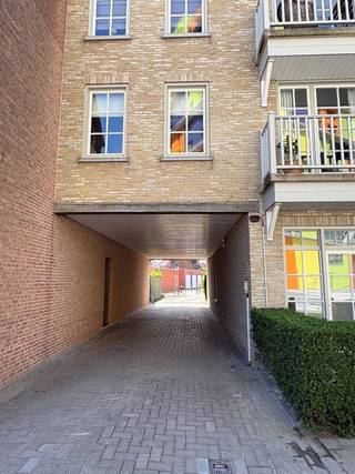 Ontdek deze overdekte staanplaats op centrale locatie te Heist-aan-Zee in de Marktstraat naast het nieuwbouwproject Hoost . <br />zeer goed bereikbaar op het gelijkvloers, ook met een grote auto. zo goed als geen gemeenschappelijke kosten.<br />