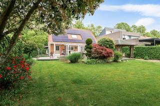 In een rustige en residentiële omgeving te Brasschaat bevindt zich deze verzorgde open bebouwing op een perceel van 771m². De woning combineert ruimte, comfort en een aangename lichtinval met een bijzonder mooie tuinoriëntatie. Dankzij de uitstekende ligging geniet u hier van een groene en rustige woonomgeving, terwijl winkels, scholen, openbaar vervoer en belangrijke invalswegen zich vlakbij bevinden. Ook recreatie- en wandelmogelijkheden liggen op korte afstand, wat van deze locatie een ideale uitvalsbasis maakt voor gezinnen en levensgenieters.<br /><br />De woning werd gebouwd in 1986 en grondig gerenoveerd in 2013. Met een bewoonbare oppervlakte van ca. 180 m² beschikt deze woning over een ruime en praktische indeling. De inkomhal geeft toegang tot een lichtrijke leefruimte van maar liefst 49 m², waar gezellige zithoek en eetplaats harmonieus samenvloeien. Aansluitend bevindt zich de ruime keuken van 18 m² met zicht op de tuin. Verder beschikt het gelijkvloers over een praktische wasplaats, een inpandige garage en een prachtige veranda van 35 m² die het hele jaar door een extra leefruimte vormt.<br />Op de verdieping bevinden zich drie slaapkamers, waaronder een ruime master bedroom van 20 m², een badkamer en een extra toilet. Bovendien beschikt de woning over een kelderruimte en voldoende bergruimte.<br /><br />De zuidgerichte tuin vormt zonder twijfel één van de absolute troeven van deze eigendom. Achteraan geniet u van volledige privacy en een natuurlijke, groene omgeving. Het grote tuinhuis en het gezellige terras maken het plaatje compleet en creëren de perfecte setting om in alle rust te ontspannen of gasten te ontvangen.<br /><br />Pluspunten:<br />+ Warmtepomp, airco, alarm aanwezig, <br />+ Zonnepanelen aanwezig<br />+ Instapklaar<br />+ Ideale locatie<br />+ 3 slaapkamers <br />+ Praktische kelder<br /><br />Heeft u interesse in deze woning en wenst u een bezoek ter plaatse in te plannen? Aarzel niet ons te contacteren. Wij zijn bereikbaar via het nummer 03 337 50 70 of info@vbvastgoed.be.