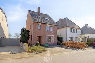 Deze open gezinswoning biedt de mogelijkheid om volledig gelijkvloers te kunnen wonen. In de afgelopen jaren werd de nodige aandacht besteed aan renovatie allerlei. Zo is het dak geïsoleerd en werd er een toffe afgewerkte zolderkamer gerealiseerd. De tuin kan nog verkaveld worden tot een extra bouwperceel of u geniet zelf van deze geweldige achteruit naar het water. <br /><br />De woning bevindt zich in een verzorgde, rustige straat waar het heerlijk wonen is. De aangename woonomgeving in het schilderachtige Aldeneik straalt rust en gezelligheid uit. In de achtertuin liggen de Maasplassen en de jachthaven van Herenlaak en ook het centrum van Maaseik is vlot te bereiken. <br /><br />=> Gelijkvloers <br />- Inkomhal met toegang naar de kelder en leefruimte<br />- Inbouw gashaard in de gezellige zithoek<br />- Veel lichtinval door het schuifraam <br />- Rechtstreeks toegang naar het terras achter<br />- Woonkamer met kurkvloer en airco <br />- Halfopen keuken voorzien van het nodige comfort<br />- Achterinkom met volledig betegeld gastentoilet met fonteintje (met warm water) <br />- Grote betegelde berging/wasplaats met douche en wastafel <br />- Veel bergruimte door middel van vaste kasten <br />- Overdekte zonnige doorgang/veranda met schuifraam naar buiten<br />- Voormalige garage is omgevormd tot een toffe geïsoleerde hobbyruimte/bureel/extra slaapkamer<br />- Voorzien van laminaat en airco en met een praktische vliering boven deze ruimte<br /><br />=> Eerste verdieping <br />- Luchtige overloop<br />- Slaapkamer met airco en ingebouwde kast<br />- Tweede slaapkamer aan de voorzijde (met airco)<br />- Deels betegelde badkamer met ligbad, toilet en dubbele wastafel<br /><br />=> Tweede verdieping<br />- Fantastische ruime slaapkamer met vaste kasten<br />- Voorzien van mooie parketvloer en veel lichtinval<br />- Adembenemend vergezicht vanuit deze kamer over de achterliggende Maasplassen<br /><br />=> Kelder<br />- Praktische droge kelder voorzien van tegelvloer<br /><br />=> Tuin (inclusief bouwgrond) <br />- Diepe achtertuin met extra uitgang richting Maasplassen<br />- Mogelijk te verkavelen tot extra bouwperceel aan de Broekstraat<br />- Fantastische ligging<br />- Waar genot voor natuur- en watersportliefhebber <br /><br />=> Indeling <br />Gelijkvloers: inkomhal, woonkamer, keuken, achterinkom met toilet, grote wasplaats/badkamer, veranda/tussenruimte, hobbyruimte/slaapkamer/bureel; <br />Eerste verdieping: overloop, badkamer en twee slaapkamers; <br />Tweede verdieping: slaapkamer/hobbyruimte; <br />Kelder: twee voorraadruimtes.