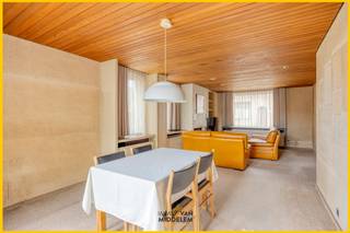 <strong>Immo Van Middelem verkoopt deze zeer goed gelegen, op te frissen GEZINSWONING met 4 slaapkamers, garagebox, terras en tuin op een perceel van +/-5a25ca. Ideaal als starterswoning.</strong><br /><strong>Winkels (Delhaize en Lidl), scholen, openbaar vervoer, sportinfrastructuur, cultuurcentrum 'De Ploter',... bevinden zich allemaal op wandelafstand!</strong><br /><br />De indeling is als volgt: <br />- GELIJKVLOERS: inkomhal met trap en toegang tot de kelder, eetplaats, salon, keuken, wasplaats, stookruimte en WC;<br />Vanuit zowel de woonkamer als de keuken is er toegang tot de aangename tuin met terras.<br />- 1ste VERDIEPING: 3 slaapkamers, badkamer (met douche in bad) en vaste trap naar de ingerichte zolder.<br />- ZOLDERVERDIEPING: via vaste trap bereikbaar, ingericht als zolderkamer met aparte lavabo.<br /><br />Bijgebouw: garagebox en tuinhuis.<br />Centrale verwarming op stookolie (gas in de straat).<br />11 zonnepanelen met piekvermogen van 3.300 Wp.<br />EPC: 365 kWh/m².jaar - Label D (UC: 3719236).<br />Vrij bij akte.