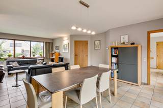 BEZOEKDAG VOLZET!<br /><br />Bij het betreden van de woning komt u in de inkomhal met gastentoilet en lavabo. <br />De lichtrijke leefruimte met gezellige houtkachel geniet van een directe verbinding met het terras en de mooi aangelegde, zuid-gerichte tuin. <br />De ruime leefkeuken is praktisch ingericht en sluit naadloos aan met de wasplaats en een extra grote berging.<br />Daarnaast beschikt u over een multifunctionele atelier-/hobbyruimte of fietsenberging met rechtstreekse toegang tot de oprit.<br /><br />Op de eerste verdieping bevinden zich maar liefst 5 volwaardige slaapkamers, een badkamer, gevolgd door een bijkomende berging die perfect kan worden ingericht als dressing. <br /><br />De ruime zolder biedt nog extra opbergmogelijkheden.<br /><br />Buiten geniet u van een oprit met plaats voor 3 wagens en een zonnige, ZUID-gerichte tuin met groot terras, waar het heerlijk vertoeven is.<br /><br />TROEF: TOP-LIGGING! Rustige en centrale ligging, met winkels, scholen, openbaar en vervoer op wandelafstand. <br /><br />Kortom, een ruime, functionele en instap klare gezinswoning met tal van mogelijkheden, ideaal voor grote/samengestelde gezinnen of vrij beroep.<br /><br />Voor meer info of een bezoek, bel Marianne: 0478 38 12 88<br />De vermelde oppervlakten zijn louter informatief en niet gebonden.
