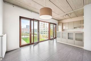 Op een toplocatie op het Antwerpse Eilandje bevindt zich dit uitzonderlijk loftappartement in een karaktervol brutalistisch gebouw. Het zichtbare betonnen plafond geeft het interieur een krachtige, architecturale uitstraling die perfect samengaat met de strakke lijnen en het overvloedige natuurlijke licht.<br /><br />Het appartement is energetisch doordacht gebouwd en biedt een uiterst flexibel grondplan: alles kan perfect als één open, loftachtige ruimte worden ingericht. De volledig geïnstalleerde keuken sluit naadloos aan op de eetkamer en woonkamer, die samen genieten van een prachtig zicht op het water — een dagelijks gevoel van rust en ruimte.<br /><br />Ruime slaapkamer en badkamer met ligbad en douche. Gezellig terrasje met namiddag en avondzon!<br /><br />Parking faciliteit in de buurt.