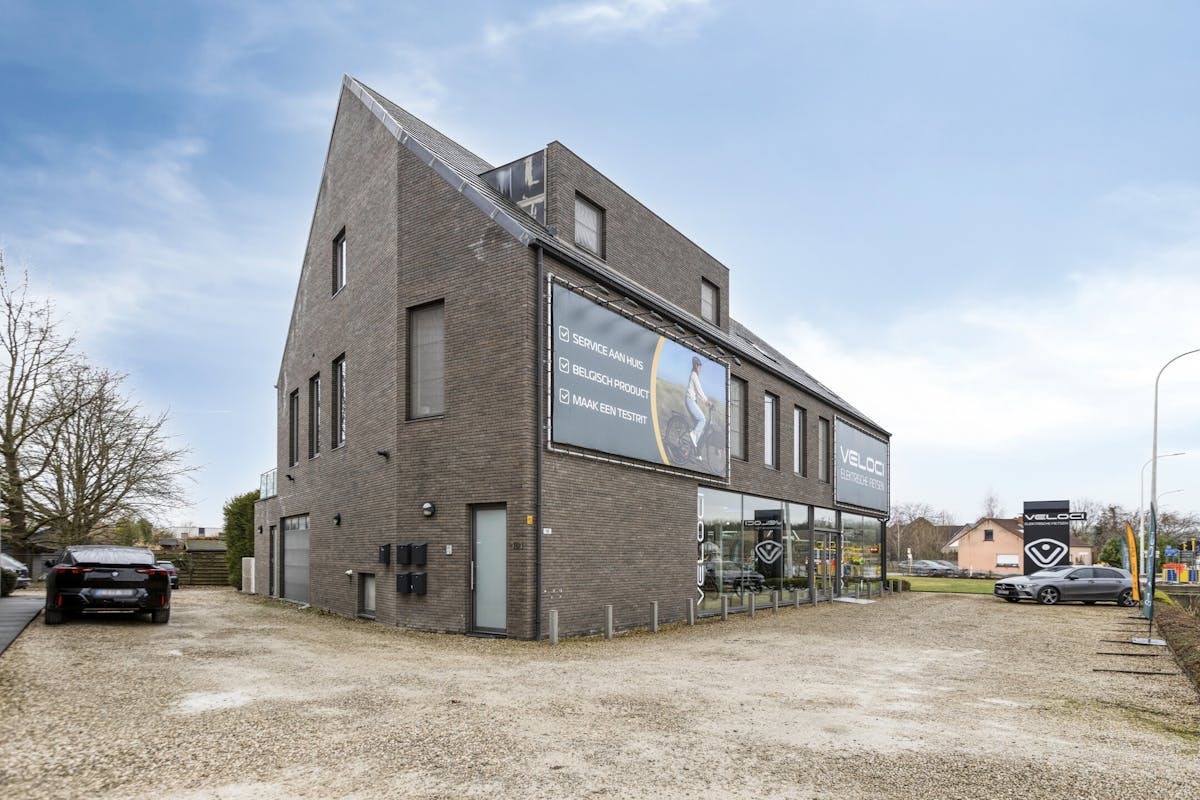 Modern commercial property for sale on a prominent location with parking — 273 m² - photo 4