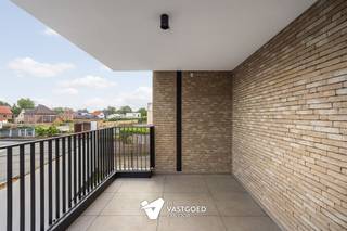 <p><span>Ruim 1-slaapkamerappartement met aangename buitenruimte.</span></p><p><span> </span></p><p><span>Dit appartement op de eerste verdieping verrast met zijn praktisch ingedeelde oppervlakte van 86,32 m². De woonst beschikt over 1 slaapkamer en een terras van 10,70 m², perfect om rustig buiten te zitten of te genieten van een koffiemoment in de buitenlucht.</span></p><p><span> </span></p><p><span>De keuken kan nog door de koper gekozen worden binnen een budget van 12.500 euro excl. btw. Hierdoor combineert u het gemak van een afgewerkt nieuwbouwappartement met de vrijheid van een persoonlijke afwerking.</span></p><p><span> </span></p><p><span>De duurzame technieken, waaronder geothermie, vloerverwarming, koeling, zonnepanelen, en ventilatie D, zorgen elke dag opnieuw voor comfort. E-peil 10 met vrijstelling van het KI in de eerste 5 jaar,</span></p><p><span> </span></p><p><span>Een ruim, energiezuinig appartement met alle troeven voor zorgeloos wonen.</span></p><p><span> </span></p><p><span>6% Btw tarief mogelijk</span></p>