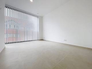 Dit modern nieuwbouw appartement te huur in Oostende biedt hedendaags wooncomfort op een centrale locatie. Gelegen op de derde verdieping van een recent gebouw in het centrum van Oostende, geniet u van een vlotte bereikbaarheid en tal van voorzieningen op wandelafstand. Ideaal voor wie op zoek is naar vastgoed te huur in Oostende met een combinatie van comfort, energiezuinigheid en een uitstekende ligging.<br /><br />Indeling van het appartement:<br />-Lichtrijke leefruimte <br />-Zonnig terras<br />-Hypermoderne keuken met toestellen<br />-Eén slaapkamer<br />-Badkamer met stijlvolle inloopdouche<br />-Ruime berging met aansluiting voor wasmachine<br />-Inclusief privatieve garagebox (€55,-)<br /><br />Extra troef: <br />Dit appartement is uitgerust met vloerverwarming, een energiezuinige warmtepomp en één zonnepaneel. Alsook volledig geschilderd, voorzien van verlichting en gordijnen.<br /><br />Het appartement ligt op een toplocatie in het centrum van Oostende, vlak bij het station, winkels, horeca en de zeedijk. Oostende is vlot bereikbaar met zowel het openbaar vervoer als de wagen.<br /><br />Vrij: 01/12/2026<br /><br />Ben je geïnteresseerd in dit pand te huur in Oostende? Ga naar de website www.dewaele.com, klik op het pand dat je wenst te huren. Via de rode knop "vraag je bezoek aan" vragen we u kort een profiel in te vullen. Daarna nemen we contact op voor een bezoek. Telefonisch kunnen er geen afspraken gemaakt worden.<br />Bezoek aanvragen