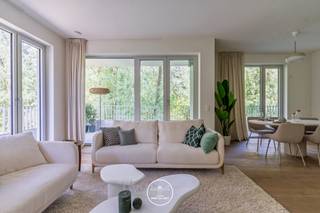 <strong>Op onze website staat slechts een klein deel van het aanbod in project “Bloei”. Contacteer ons vrijblijvend voor een overzicht van alle beschikbare entiteiten van “Bloei en voor een bezoek aan het kijkappartement.<br /><br /><span>De laatste vier appartementen van </span>Bloei<span> Fase 1 worden in 2025 opgeleverd en zullen bij akte instapklaar zijn. Dit betekent dat de nieuwe bewoners meteen kunnen genieten van hun nieuwe thuis, zonder verdere verbouwingen of renovaties.<br /><br />Bloei Fase 2 zal in de tweede helft van 2026 opgeleverd worden.<br /></span><br /></strong>“Bloei” staat voor groen, bereikbaarheid en betaalbaarheid in Gent, met de natuur als rode draad er doorheen lopend, gelegen tussen een nieuw aan te leggen duurzaam park en een bestaand bos.<br /><br />“Bloei” wordt opgetrokken tussen Gent-Sint-Pieters, “The Loop” en het AZ Maria Middelares. De stad Gent zal in dit projectgebied de komende jaren investeren om een nieuw en levendig stadsdeel te creëren.<br /><br /><strong>Het Project<br /><br /></strong>Het woonproject Bloei, verdeeld over verschillende gebouwen langs het Vossenbos, bestaat uit een mix van 1, 2, 3 en 4 slaapkamer appartementen allen voorzien van een ruim terras.<br /><br />Grote raampartijen van Bloei trekken het licht naar binnen, terwijl je geniet van een open zicht op het park of het bos, met behoud aan privacy. De appartementen van Bloei zijn praktisch ingedeeld zodat je alle ruimtes optimaal kan benutten en inrichten volgens jouw eigen stijl en wensen. Dankzij een stijlvolle en kwalitatieve afwerking hebben de woonunits van Bloei een knappe uitstraling. In fase 2 bieden we u gebouw Marjolein (4) en gebouw Steenanjer (5) aan.<br /><br /><strong>Duurzaamheid<br /><br /></strong>Alle wooneenheden van Bloei zijn bijna energieneutraal (BEN) en voldoen volledig aan de strengere eisen rond energieverbruik. Zo wordt er onder andere gebruik gemaakt van zonnepanelen en warmtepompen. Ook het aan te leggen park van Bloei staat in het teken van biodiversiteit.<br /><br />Optimaal ingerichte appartementen met ruime terrassen, een veilige leefomgeving en meerdere ontmoetingsplekken zorgen ervoor dat zowel jong als oud zich thuis voelen in “Bloei”.<br /><br /><strong>Ligging<br /><br /></strong>Met een mobiscore van 8,9/10 is “Bloei” perfect gelegen nabij het station Gent-Sint-Pieters, de belangrijkste invalswegen van en naar Gent. Het centrum van Gent - met al haar winkels, culturele sites en gezellige restaurants - is vlot bereikbaar met de fiets en het openbaar vervoer. Ook met de fiets bereik je Bloei vlot dankzij de meerdere fietsroutes.<br /><br />Een mooie nieuw appartement of een slimme investering? “Bloei” heeft het allemaal!<br /><br />Vaste en geen herzienbare prijs.<br /><br />Maak nu uw afspraak met Anthony op 0488/14 62 77 voor uitgebreide informatie.