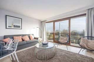 <ul>
	<li>Dit appartement bevindt zich op de 2de verdieping van residentie Escale II;</li>
	<li>Ze bevat de volgende indeling: inkomhal met vestiairekast, apart toilet, bergruimte met mogelijkheid tot aansluiting wasmachine, 2 slaapkamers, badkamer met ligbad en dubbele lavabo, ruime leefruimte met open keuken, uitgevend op een uiterst aangenaam Zuidgericht terras;</li>
	<li>Hier geniet u van een centrale, maar toch rustige ligging, om de hoek van de Zeedijk / het strand en op 2 passen van het openbaar vervoer;</li>
	<li>Vanuit de lichtrijke leefruimte hebt u een mooi uitgestrekt zicht op de duinen;</li>
	<li>Er is een private kelderberging inbegrepen in de prijs en er is een gemeenschappelijk vuilnislokaal aanwezig;</li>
	<li>Er werd recent een nieuwe lift geplaatst in het gebouw en het appartement beschikt over een nieuwe brandwerende deur;</li>
	<li>Tevens voldoet de elektrische installatie aan de huidige normen en is er een conforme keuring ter beschikking. </li>
</ul>
Graag dit appartement komen ontdekken? Neem dan snel contact op! 