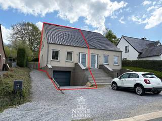 In de rustige Dornestraat 23 in Maaseik vind je deze charmante halfvrijstaande woning met drie slaapkamers, een inpandige garage en een gezellige tuin. Je geniet hier van comfortabel wonen op een aangename locatie, vlakbij het centrum, winkels en scholen.<br /><br />=> Gelijkvloers<br />- Inkomhal met gastentoilet met lavabo<br />- Ruime leefruimte met open keuken<br />- Keuken is praktisch ingedeeld en voorzien van het nodige comfort<br />- Achterinkom/berging wasplaats aansluitend bij de keuken <br /><br />=> Verdieping<br />- Overloop<br />- Drie slaapkamers, waarvan één gebruikt kan worden als dressing<br />- Betegelde badkamer met douche, toilet en enkele lavabo in badkamermeubel<br /><br />=> Kelder<br />- Opbergruimtes <br />- Inpandige garage <br /><br />=> Indeling <br />- Gelijkvloers: inkomhal met apart toilet, woonkamer met open keuken, berging/wasplaats<br />- Verdieping: overloop, drie slaapkamers, badkamer<br />- Kelder: inpandige garage, opbergruimtes