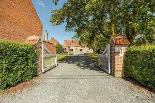 <p><span>Welkom in deze karaktervolle landelijke woning, rustig gelegen op een van de groenste locaties van Hamme op een royaal perceel van maar liefst 5.991 m² dat enorm veel ruimte, privacy en een uniek groen uitzicht biedt.</span></p><p><span>Via de centrale inkomhal bereikt u de twee woonvleugels van het huis. Aan de rechterzijde bevindt zich de recent geïnstalleerde leefkeuken met gezellige gashaard. De keuken is hoogwaardig afgewerkt met premium apparatuur, waaronder een SMEG-oven, en biedt voldoende plaats voor een eettafel met zicht op de ruime voortuin. Aansluitend ligt de moderne badkamer, uitgerust met een toilet, een vrijstaand ligbad, een ruime inloopdouche en een dubbele wastafel. Aan de linkerzijde van de woning ligt de sfeervolle, lichtrijke leefruimte. Via het eetgedeelte heeft u toegang tot een polyvalente ruimte die ideaal kan dienen als bureau of speelhoek. Aan de achterzijde geeft de leefruimte uit op een riante veranda over de volledige breedte van de woning. Vanuit de veranda stapt u zo in de ruime garage met bovenliggende bergzolder. De achtertuin loopt door naar een indrukwekkende boomgaard van 4.720 m², die vlot toegankelijk is via een eigen toegangsweg. Dit zorgt voor het praktische comfort van twee afzonderlijke opritten op het terrein. Op de eerste verdieping bevinden zich vier volwaardige, ruime kamers die flexibel in te richten zijn als slaapkamer, dressing of werkruimte. Eén van de slaapkamers geeft toegang tot een achterliggende kamer, die is uitgerust met een eigen toilet. </span></p><p><span>Wenst u deze unieke woning op een toplocatie te bezoeken? Neem contact met ons op via </span><span>052 50 50 00</span><span> of vraag uw bezoek direct aan via onze website. Tot snel!</span></p><p><span> </span></p><p><span> </span></p><p><span>Bekijk ook onze visuele tour: <span>https://web-player.walkly.app/VoT9ChdTkk3ayg4RKdVj/n5bJSxfWh8IckzQ7iqCw/ww/public</span></span><span> </span></p>
