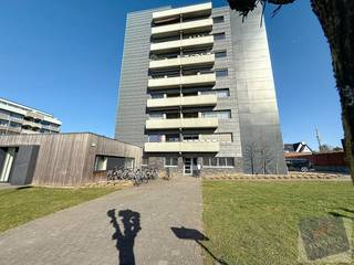 Op de Paul Bellefroidlaan in Hasselt bevindt zich dit lichtrijke appartement met een bewoonbare oppervlakte van 87 m² volgens het EPC. Het appartement is gelegen op de eerste verdieping en geniet van een gunstige ligging op korte afstand van het centrum van Hasselt. Winkels, scholen, openbaar vervoer en andere dagelijkse voorzieningen zijn vlot bereikbaar. Ook de belangrijkste invalswegen bevinden zich in de nabije omgeving.<br /><br />Bij het betreden van het appartement komt u terecht in de inkomhal, die toegang biedt tot de verschillende ruimtes. De lichtrijke leefruimte vormt samen met de open keuken een aangenaam en ruim geheel. Vanuit de leefruimte heeft u toegang tot het balkon, waar u rustig van de buitenlucht kunt genieten.<br /><br />Verder beschikt het appartement over twee slaapkamers, een badkamer, een apart toilet, een praktische wasplaats en een extra bergruimte.<br /><br /><strong>De maandelijkse kosten zijn als volgt:</strong>
<ul>
<li><strong>Huurprijs:</strong> € 950,00 per maand</li>
<li><strong>Gemeenschappelijke kosten:</strong> € 125,00 per maand</li>
<li><strong>Voorschot verwarming:</strong> € 90,00 per maand, met jaarlijkse eindafrekening</li>
<li><strong>Huurwaarborg: </strong>€ 2.850,00, gelijk aan drie maanden huur</li>
</ul>
Bent u op zoek naar een comfortabel en praktisch ingedeeld appartement op een centrale locatie in Hasselt? Neem dan contact met ons op voor meer informatie of een bezichtiging.