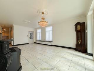 <strong>INSTAPKLARE HALFOPEN BEBOUWING</strong> met zuidgerichte oriëntatie in het <strong>HART VAN ZOTTEGEM</strong>. Deze <strong>CHARMANTE ENERGIEZUINIGE WONING</strong> combineert het comfort van een <strong>RUSTIGE, RESIDENTIËLE BUURT</strong> met de nabijheid van alle stadsvoorzieningen. Binnen geniet je van een <strong>AANGENAME LEEFRUIMTE MET AANPALENDE VERANDA</strong>, ingerichte keuken met bijkeuken/berging, gastentoilet en <strong>SLAAPKAMER MET ENSUITE BADKAMER</strong> op het gelijkvloers. Op de verdiepingen kan u nog een <strong>INGERICHTE BADKAMER EN 2 SLAAPKAMERS</strong> terugvinden. De zolderkamer kan u bereiken met een <strong>VASTE TRAP</strong>. De <strong>ZUIDGERICHTE TUIN</strong> vormt een heerlijke plek om tot rust te komen, perfect voor zonnige barbecues of een groene vingers-project. Dankzij de halfopen structuur geniet je van extra privacy én een <strong>PRAKTISCHE ZIJ-OPRIT NAAR DE GARAGE</strong>, handig voor een wagen, fietsen of tuinmateriaal. Scholen, winkels, station en openbaar vervoer bevinden zich <strong>OP WANDELAFSTAND</strong>, net als recreatieve voorzieningen en groene zones. Deze woning biedt een ideale balans tussen <strong>STADSLEVEN EN WOONCOMFORT</strong> in een aangename buurt.<br /><br />Adres: Ooststraat 43 te Zottegem<br /><br />Geen renovatieplicht; P-score: D, G-score: D