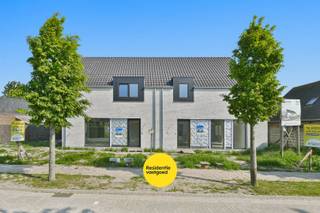 Op rustige doch centrale ligging in Gistel wordt deze nieuwbouwwoning gebouwd. Deze energiezuinige woning werd ontworpen met oog voor ruimte, licht en een praktische indeling, waardoor ze perfect aansluit bij de wensen van het moderne gezin.<br /><br />Bij het binnenkomen wordt u verwelkomd in een aangename inkomhal met gastentoilet. Verder opent de woning zich naar een bijzonder lichtrijke leefruimte waar grote raampartijen zorgen voor een mooie verbinding met het terras en de tuin. De open keuken sluit naadloos aan op de leefruimte en vormt het hart van de woning, ideaal voor gezellige familiemomenten en ontspannen avonden. Aansluitend bevindt zich een praktische was- en bergruimte. Op de verdieping bevinden zich drie volwaardige slaapkamers en een stijlvolle badkamer uitgerust met een ligbad, inloopdouche en dubbele lavabo. Daarnaast is er ook een afzonderlijk toilet voorzien. De zolderverdieping biedt extra opbergmogelijkheden en kan perfect dienen als stockageruimte.<br /><br />Bij de afwerking werd gekozen voor kwalitatieve, duurzame en onderhoudsvriendelijke materialen die bijdragen aan een tijdloze uitstraling en optimaal wooncomfort. Dankzij de combinatie van een warmtepomp, vloerverwarming, ventilatiesysteem en zonnepanelen geniet u bovendien van een bijzonder energiezuinige woning met een laag energieverbruik.<br /><br />Ook buiten werd alles voorzien om meteen zorgeloos te kunnen genieten. De woning beschikt over een aangelegd terras, private parkeerplaatsen, een genivelleerde tuin en een groene scheidingshaag die zorgt voor extra privacy en een aangename sfeer.<br /><br />De ligging vormt zonder twijfel een extra troef. U woont hier in een rustige omgeving, terwijl winkels, scholen, horeca en openbaar vervoer zich op korte afstand bevinden. Dankzij de vlotte verbinding met de autosnelweg geniet u bovendien van een uitstekende bereikbaarheid.<br /><br />Deze nieuwbouwwoning biedt de perfecte combinatie van modern wonen, kwalitatieve afwerking en een centrale doch rustige ligging in het hart van Gistel.<br /><br />E-peil: 21 - S-peil: 28 ~ Vg, Wg, Gvkr, Gvv, Gmo ~ Ref. MI24837