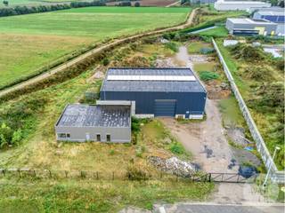 Are you looking for the perfect real estate investment that combines a large-scale industrial zone with the flexibility to create fully customized living? This impressive complex at Europark in Lanaken is the ideal solution for the ambitious entrepreneur who wants to bring work and private life together in a strategic location. This exceptional plot, which was built in 2016, covers no less than 52a 39ca and thus offers a rare combination of functionality and tranquility.The complex consists of a spacious industrial warehouse and an adjoining shell house. The warehouse is suitable for large industry and has an area of 432 m². Thanks to an impressive 7-metre clear height and three spacious sectional doors, smooth logistics and access for large vehicles are guaranteed. The building will be delivered completely empty and tidy, ready for immediate business activities. Adjoining is a 150 m² hull house. This residential area is already wind and watertight and has a separate front door, a direct connection to the warehouse and access to the spacious ground. Since there are no interior walls yet, this 150m² offers the buyer the unique opportunity to design and create the layout and all finishes entirely according to their own taste and wishes. The location of this building is an absolute asset: strategic at Europark, near the Dutch border, with a fast connection to both Belgian and Dutch motorways.