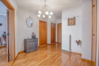 Te koop in Deurne aan de Turnhoutsebaan 119 - een instapklaar, ruim (110m²) en mooi onderhouden appartement op de 6de verdieping met uitzicht over het park Rivierenhof!<br /><br />Het appartement dat we hier te koop aanbieden in Deurne beschikt over volgende indeling:<br /><br />-Ruime inkomhal met veiligheidsdeur <br />-Apart toilet met handenwasser<br />-Woonkamer op parketvloer <br />-Volledig geïnstalleerde keuken<br />-Badkamer voorzien van ligbad met douchefunctie, dubbele spoelbak, toilet en ingemaakte kasten<br />-Slaapkamer 1 voorzien van rolluiken<br />-Slaapkamer 2 voorzien van rolluiken <br />-3de kamer met aansluitingen voor wasmachine en droogkast en met veel stockagemogelijkheden<br />-Ruim achterliggend terras<br /><br /><br />TROEVEN:<br />-Zeer goede EPC score B <br />-Elektrische keuring conform het AREI<br />-Fantastisch uitzicht vanop de 6de verdieping over het Rivierenhof<br />-Ruim appartement met ruime slaapkamers die voorzien zijn van elektrische rolluiken<br />-Veiligheidsdeur aanwezig<br /><br />EPC Turnhoutsebaan 119 601: 109 kWh / (m² jaar)<br /><br />Ben jij geïnteresseerd in dit vastgoed te koop in Deurne? Aarzel dan niet om ons te contacteren. Het Dewaele vastgoedkantoor van Deurne aan de Turnhoutsebaan staat graag tot uw dienst.<br />Had u graag een gratis schatting van uw eigendom? bel ons voor een vrijblijvend gesprek op 03/666.66.66 of mail naar deurne@dewaele.com<br /><br />Bestuursmaatregelen in het maatregelenregister: in aanvraag