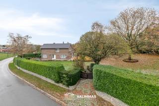 VALIMMAS verkoopt deze rustig en landelijk gelegen alleenstaande ruime woning op ± 21 are, met garage en prachtige tuin.... Het gelijkvloers omvat...