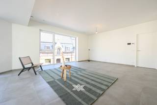 Dit gloednieuw tweeslaapkamer appartement van 100 m² is gelegen op de eerste verdieping van het nieuwbouwproject Lumina. Het appartement is als volgt ingedeeld: een inkomhal met apart toilet, een woonkamer bestaande uit een zit- en eethoek met een volledig geïnstalleerde open keuken, een praktische berging, twee slaapkamers en een badkamer uitgerust met een enkele wastafel en een inloopdouche. Het terras heeft een oppervlakte van 10,45 m² en is westelijk georiënteerd. <br /><br />De residentie is uitgerust met de nieuwste technieken voor energiezuinig wonen. Het appartement beschikt over vloerverwarming en -koeling; aangesloten op een individuele warmtepomp, PV panelen en een hoogwaardige isolatie. Het appartement is tevens uitgerust met een ventilatiesysteem type D met warmteterugwinning en een warmteboiler in de warmtepomp. Het appartement is geschilderd en voorzien van lichtarmaturen.<br /><br />De ligging van Lumina is uitstekend op slechts enkele stappen van de Markt en in de directe nabijheid van winkels, scholen, horeca en recreatie. Eveneens een directe verbinding met de Knokkebaan en de E40. <br /><br />Inbegrepen is de ondergrondse parkeerplaats in het nabijgelegen project Aelteryck in de Sint-Gerolflaan en gemeenschappelijke fietsenstalling in het gebouw. <br /> <br />Roken niet toegestaan<br />Provisie gemeenschappelijke lasten: €75/maand <br />E-peil: max. 30 (A) <br />Onmiddellijk beschikbaar