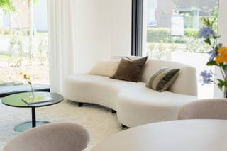 Dit kwaliteitsproject is gelegen aan de splitsing van de Baanstknokstraat en Hugo Verrieststraat te Waregem. <br /><br />Schitterend gelegen nieuwbouwappartement op het gelijkvloers/hoek appartement 'Residentie Daniël &amp; Zozima', ingang via de Hugo Verrieststraat.<br />* 2 slaapkamer appartement met een bewoonbare oppervlakte van 92m² &amp; met terras/tuin totaal van 74m². <br />* geen gas maar warmtepomp op geothermie.<br /><br />* autostaanplaats (ondergronds/kelder) via autolift.<br />* aankoop 6% mogelijk, mits wettelijke voorwaarden.<br /><br />Een plek om 'Smoor' verliefd op te worden; <br />- De ideale ligging (vlakbij station, centrum, hospitaal, supermarkten, ... )<br />- Alle faciliteiten in de onmiddellijke omgeving aanwezig. <br /><br />Maak nu uw afspraak via tom@immoroba.be voor meer info over deze prachtige residentie.